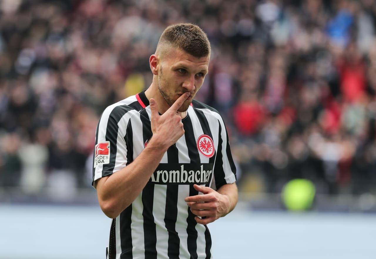 Ante Rebic anotó el tercer tanto, el de la sentencia de una remontada liderada por el poder goleador de Marco Fabián.