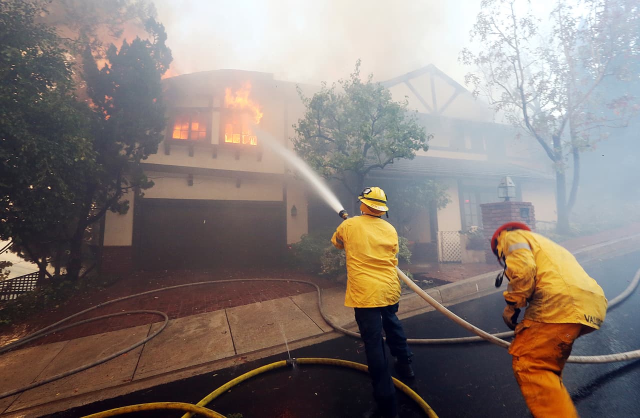 Más de
<a href="http://www.univision.com/los-angeles/kmex/noticias/incendios/ordenan-la-evacuacion-de-mas-de-230-000-residentes-de-los-angeles-y-ventura-por-incendios"><b>230,000 residentes de los condados de Los Ángeles y Ventura recibieron órdenes de evacuación</b></a> debido a otros tres incendios que están fuera de control y que azotan la región.
