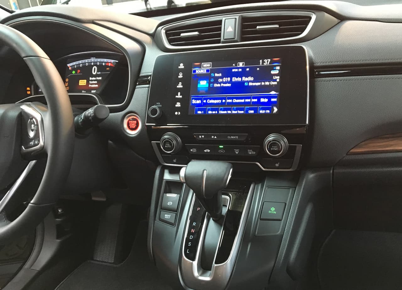En la pantalla de multiusos de 7 pulgadas en el medio del tablero debuta un nuevo sistema de navegación desarrollado por Honda conjuntamente con Garmin y en combinación de la pantalla de instrumentación le da a la camioneta un efecto general del modernidad y futurismo. Apple CarPlay y Android Auto regresan con esta nueva versión de la CR-V. El público asistente a la presentaciónaplaudió el regreso del botón rotario para el volumen del sistema de sonido, recordándonos que algunas cosas nunca deberían cambiar.