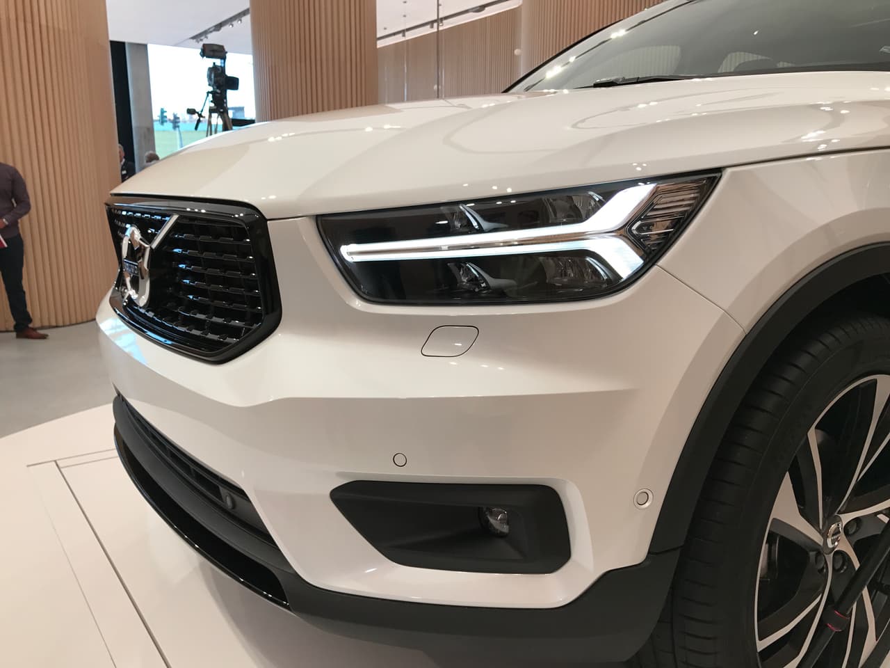 Las luces de manejo diurno LED, a las que Volvo llama martillos de Thor, tienen un aspecto más aerodinámico que en los XC90, S90, V90 y XC60.