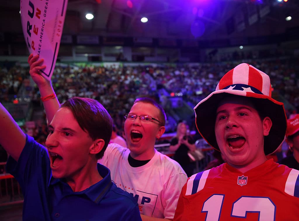 Jóvenes simpatizantes de Trump en el evento del Germain Arena en Estero, Florida