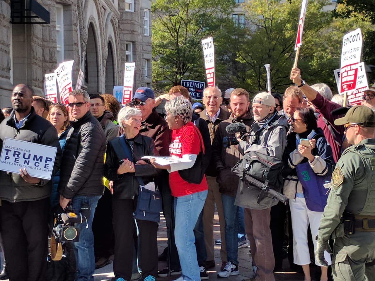 Manifestantes a favor y en contra de Donald Trump lo esperaban en la Avenida Pensilvania
