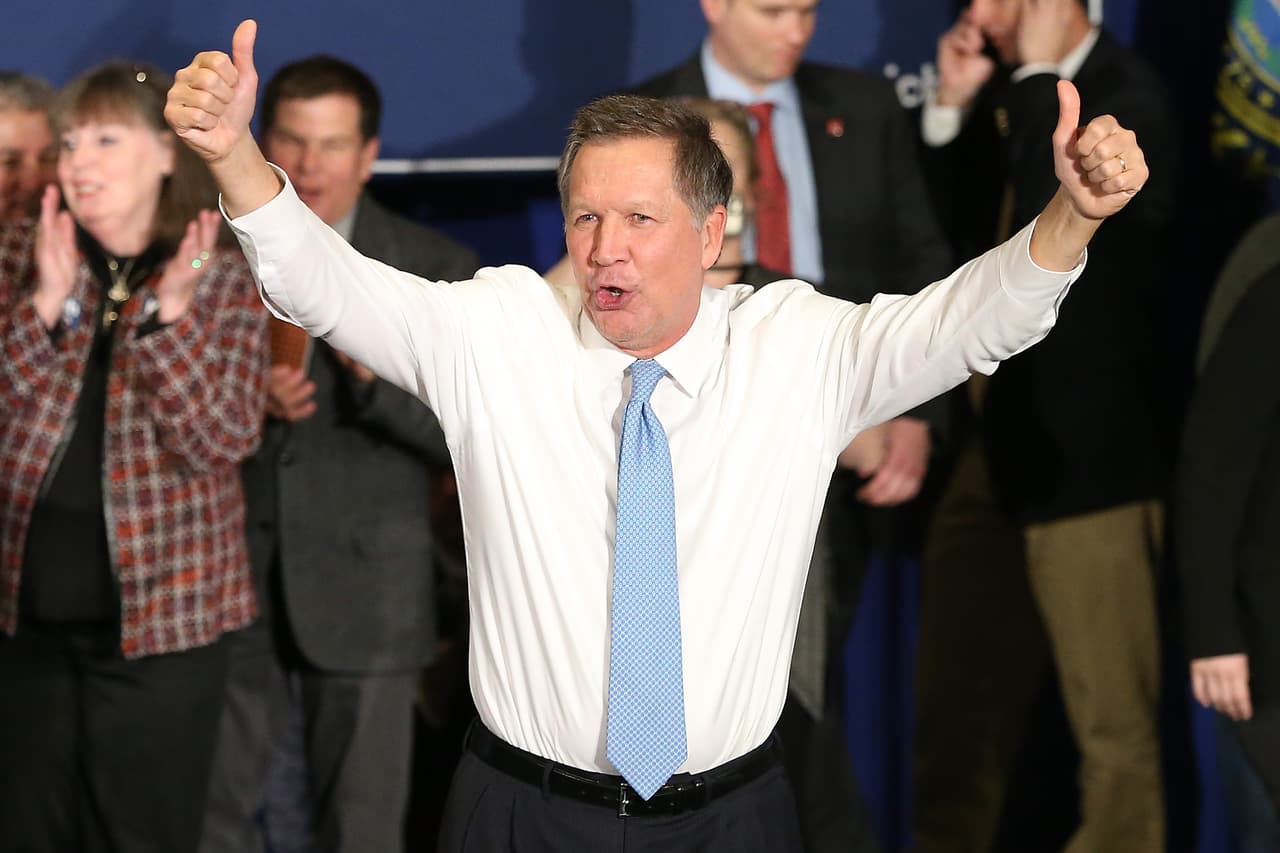 El gobernador de Ohio, John Kasich, celebra su segundo lugar entre los aspirantes republicanos en las primarias