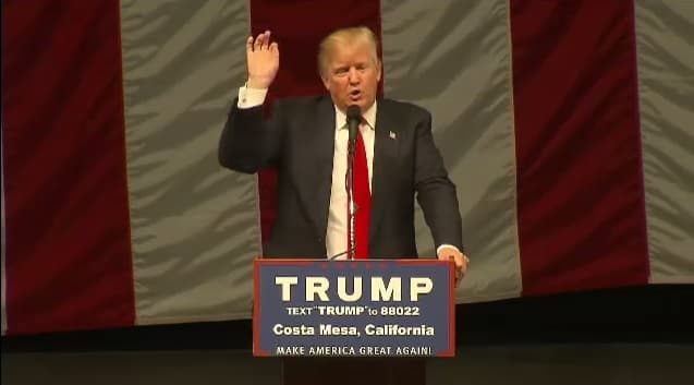 Donald Trump en el mitin de Costa Mesa este jueves 28 de abril.