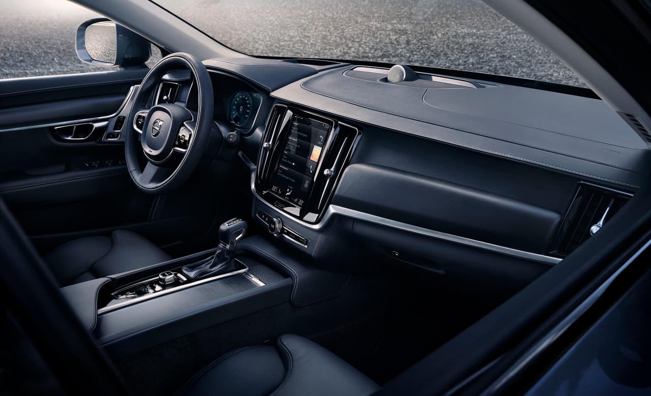 La Volvo V90 Cross Country 2017 cuenta con una cabina idéntica a la que se consigue en el Volvo S90. Su excelente diseño minimalista y elegante se adapta sin problemas en el espacio interior de la nueva camioneta.