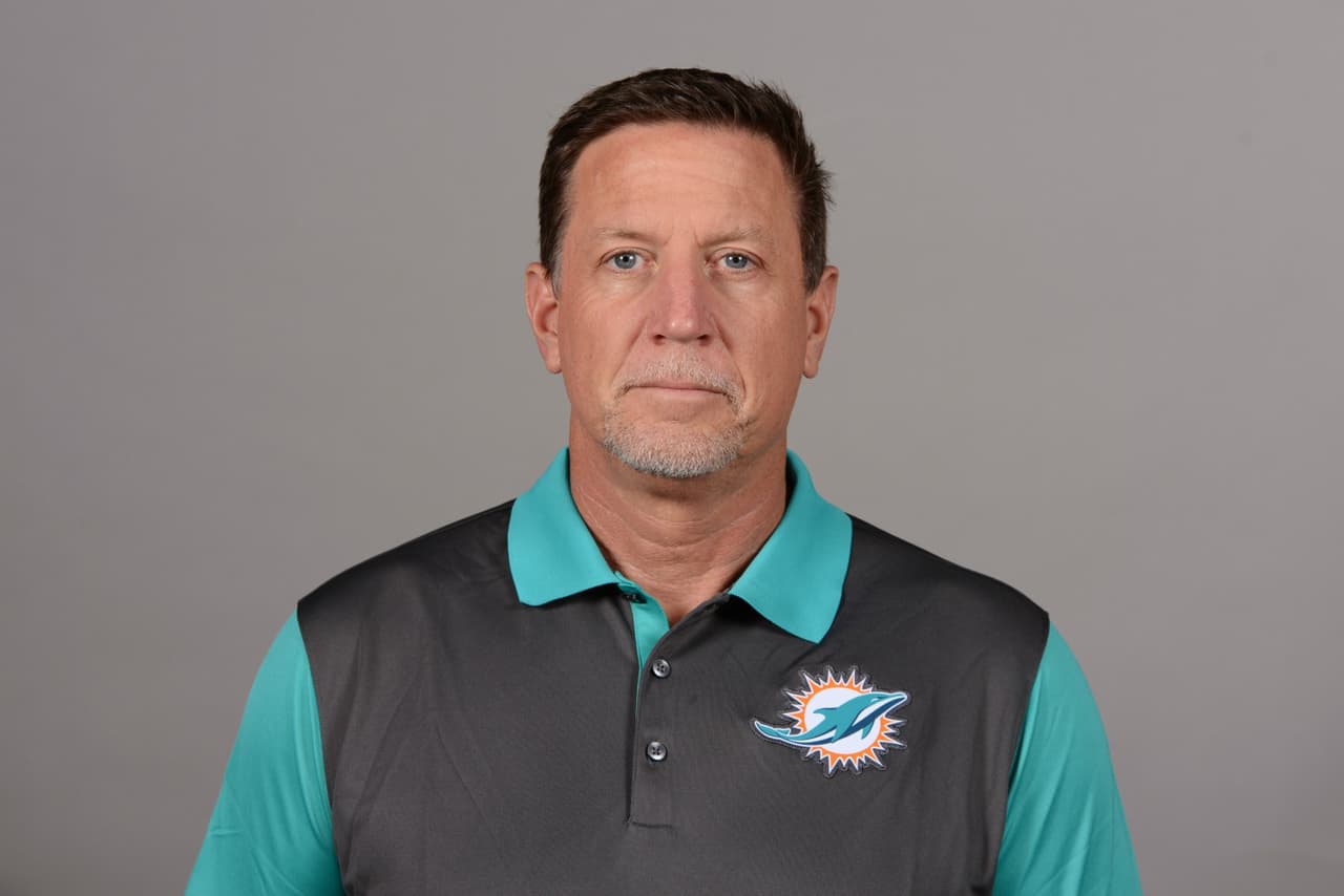 Entrenador asistente de los Dolphins investigado por ingerir sustancia en polvo
