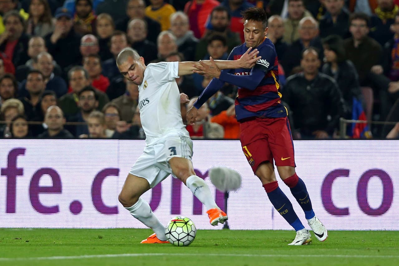 Otro que hizo una estupenda labor en defensiva fue Pepe que controló a Neymar y Suárez durante gran parte del partido.