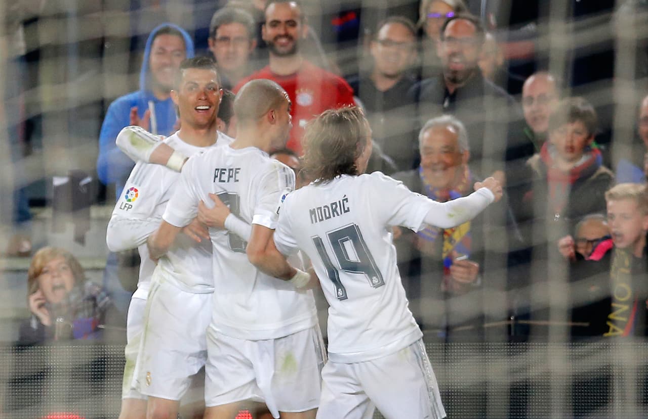 Sus compañeros corrieron a celebrar con el lusitano ante la mirada atónita de la afición blaugrana.