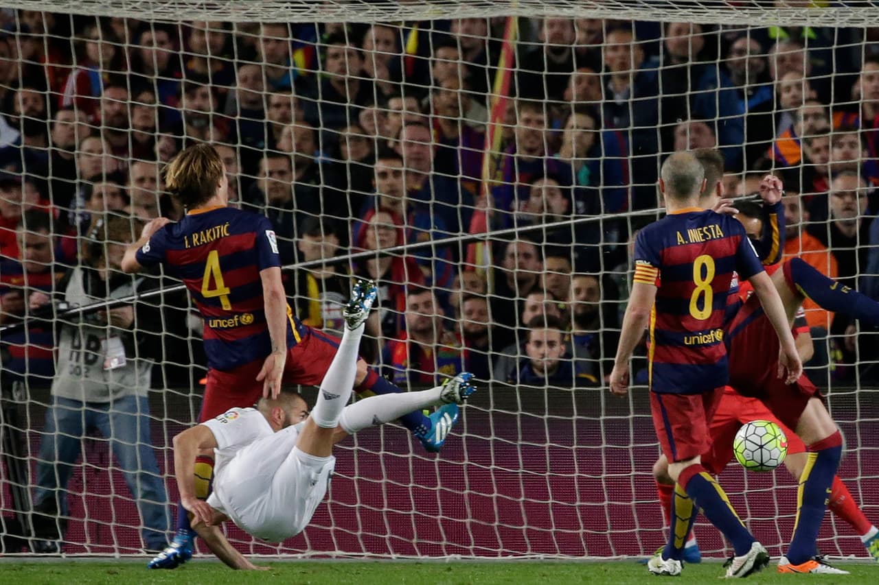 El brasileño hizo una jugada individual brillante en la que se metió al área, abrió para Toni Kroos y el alemán mandó un servicio que Benzema remató con una media chilena espectacular.