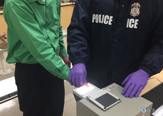 De acuerdo con ICE, todas las personas detenidas durante esta operación eran consideradas de prioridad por inmigración.