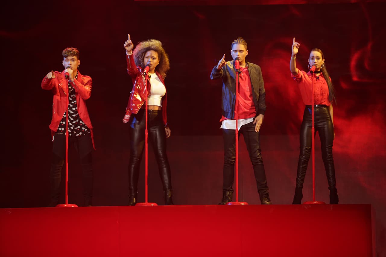 Alondra y sus compañeros tuvieron un reto doble, cantar frente a Mario su tema compuesto junto a Romeo Santos.