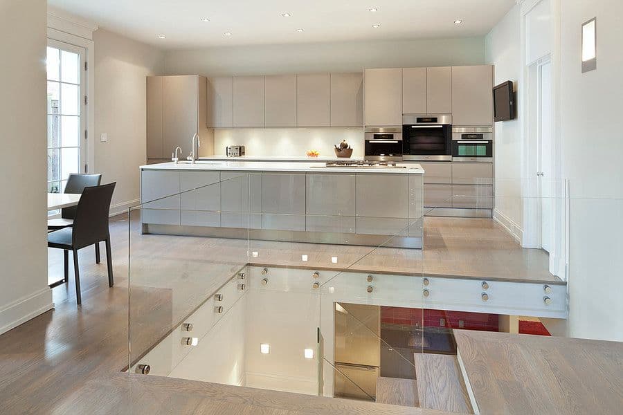 La decoración es limpia y moderna, estilo completamente distinto a la
<a href="http://www.univision.com/noticias/politica/la-torre-trump-asi-es-el-cuartel-general-del-presidente-electo-fotos">lujosa opulencia de su padre</a>, Donald Trump, cuya casa es un dispendio de dorados y lámparas de araña.