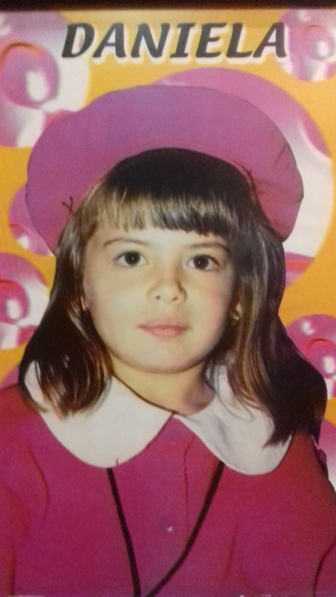 <b>Daniela</b>
<b>Aedo</b> nos robó el corazón hace ya 17 años atrás, cuando protagonizó la telenovela 'Carita de ángel', dejando al público enamorado de la ternura de la pequeña niña.