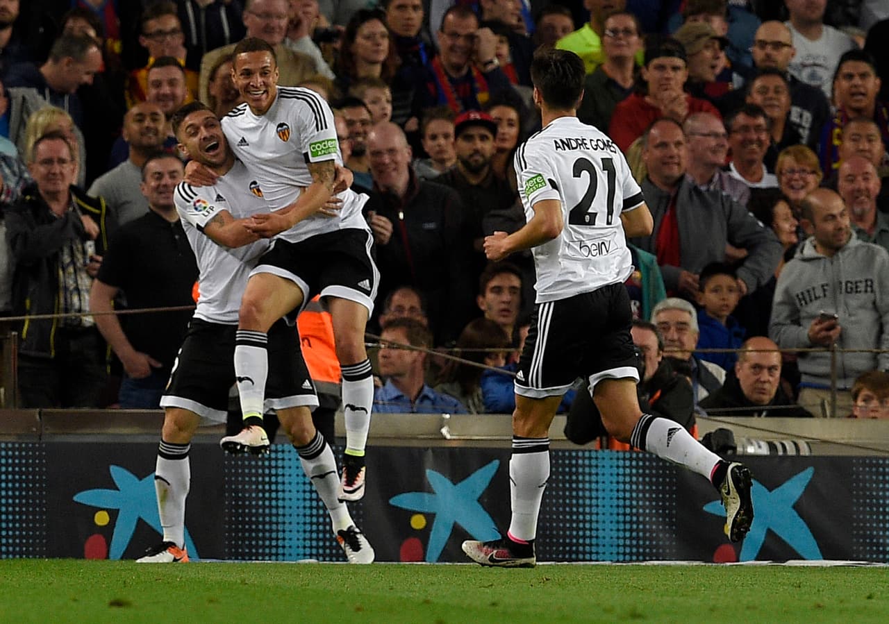Pese a tener la posesión del juego, el Barcelona se vio abajo en el marcador con un autogol que le daba el 1-0 al Valencia.