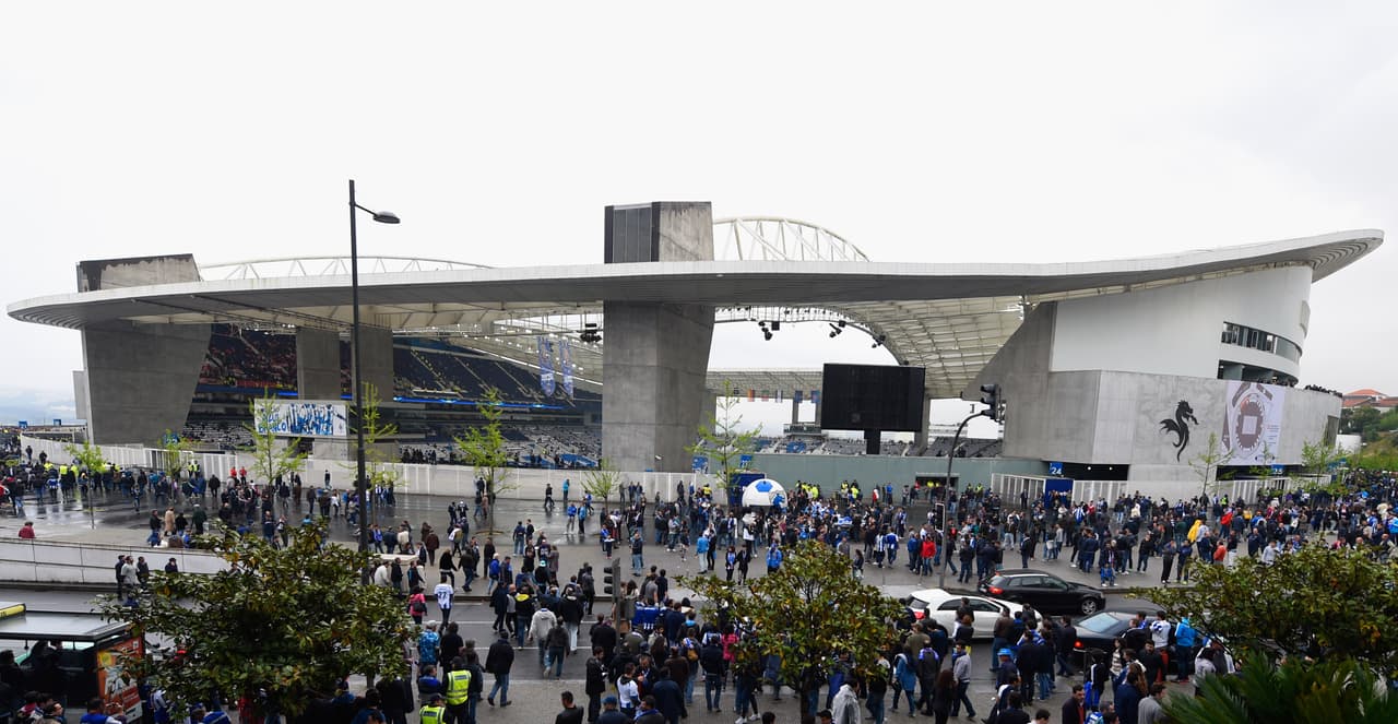 El estadio do Dragao es el lugar donde Porto de Portugal es local y tiene un llamativo diseño en el techo. Tiene capacidad para 50 mil personas.