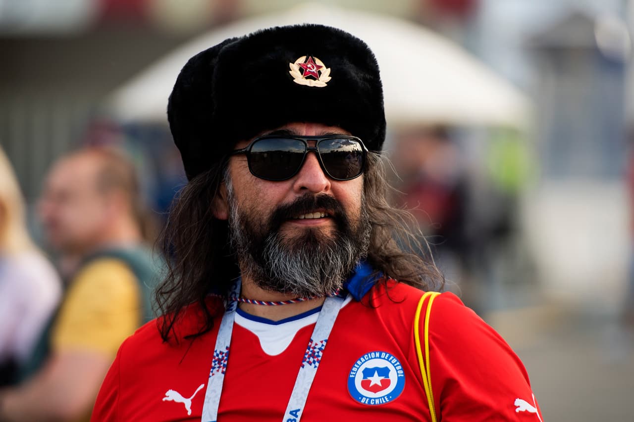 ¿Qué tal este chileno-ruso? Gran atuendo del aficionado sudamericano con el sombrero invernal, tipico del país anfitrión.