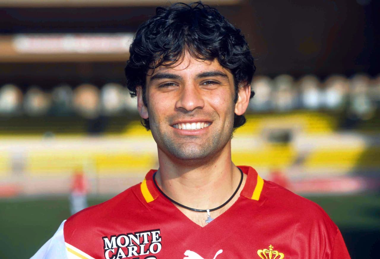 Sin embargo, ese verano de 1999 le depararía cosas dulces. Como por ejemplo su arribo al balompié del Viejo Continente. En Mónaco alzó títulos de la liga francesa y además fue compañero de figuras como el argentino Marcelo "Muñeco" Gallardo, quien hoy dirige al River Plate.