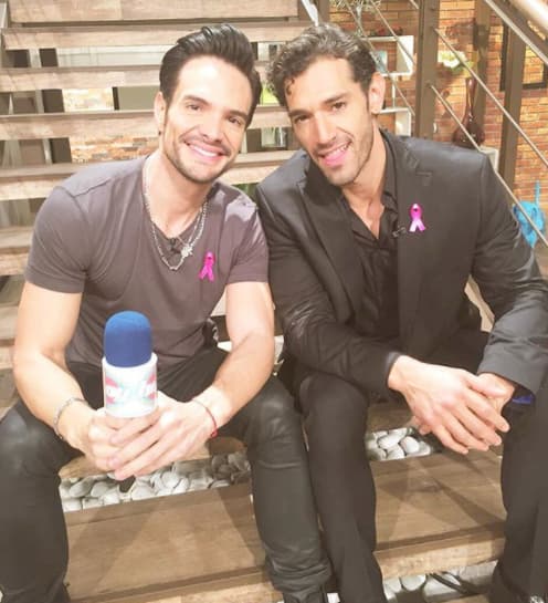 La producción de 'Papá a toda madre' romperá esquemas porque tendrá gran cuidado en no ridiculizar o estereotipar a la pareja. “No se trata de ridiculizar, es más bien plantearle a la gente y mostrarle que hay una variedad, el discurso sería a favor de la diversidad”, aclaró el escritor Humberto Robles para El Universal.
<br>