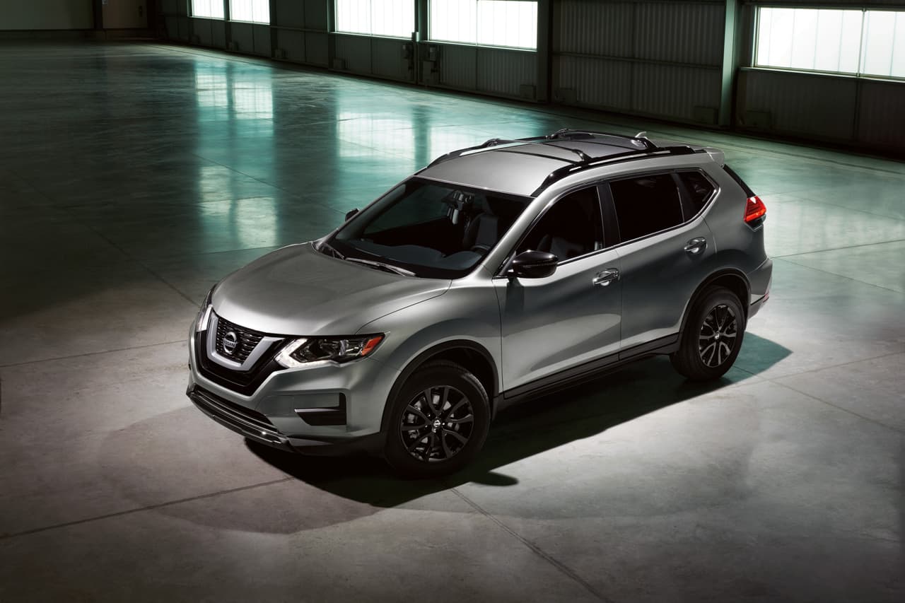 <b>Rogue Midnight Edition:</b> Según la marca, el modelo de Nissan más vendido, recibe el paquete con llantas de 17 pulgadas, rines de aleación de aluminio, carcasas de los retrovisores negro y alfombras de piso. Agrega rieles negros en el techo con barras transversales, guardafangos negro, protector de parachoques trasero.El paquete Midnight Edition (cuatro colores) tiene un precio de 990 dólares y sale la venta en marzo de 2017.