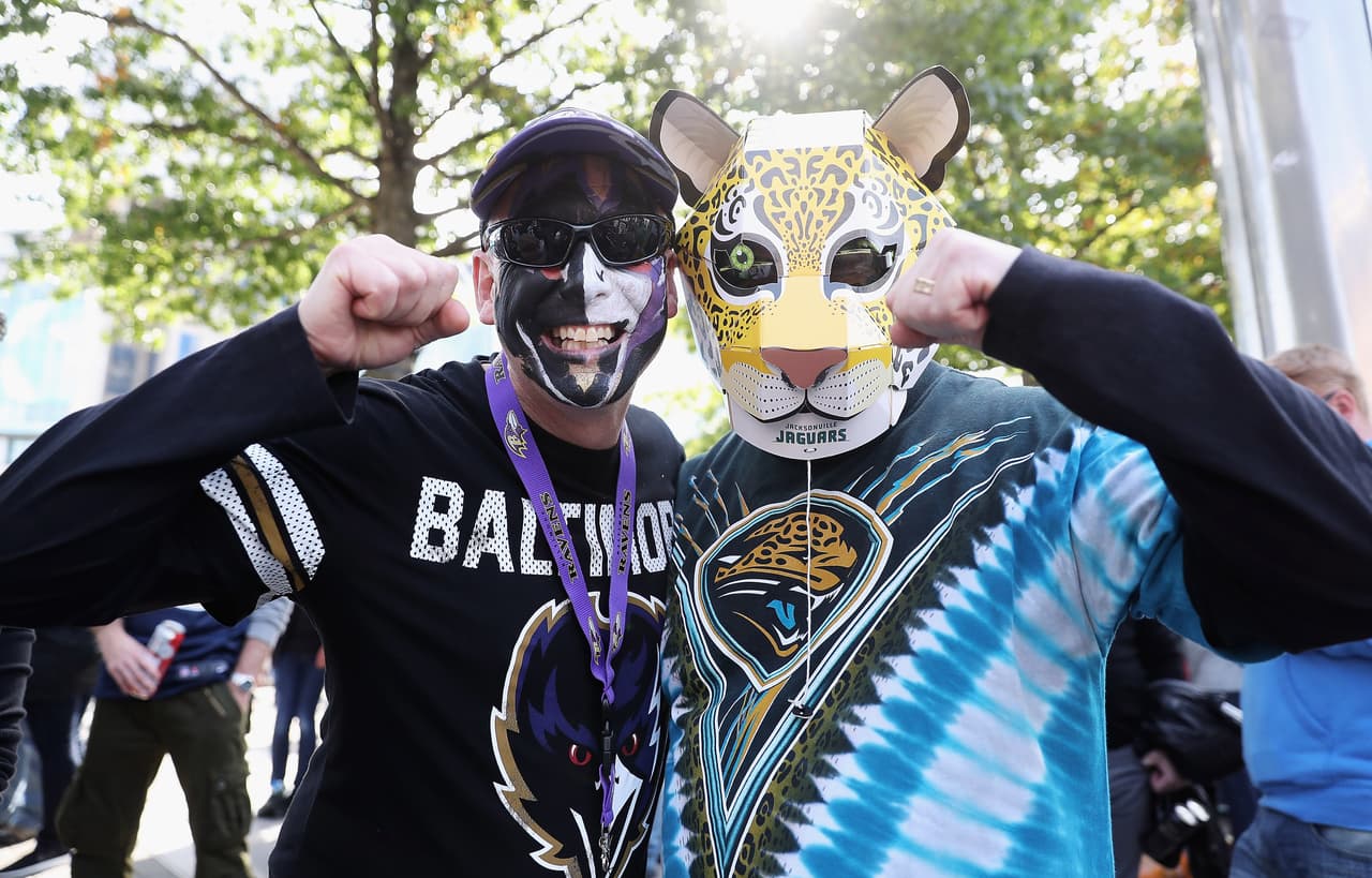 El colorido se tomó las calles londinenses, cuyos fanáticos no tuvieron una preferencia especial por uno de los equipos: había seguidores de ambos.