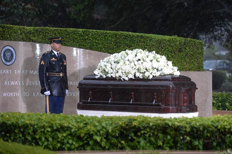 Guardia de honor junto a la exprimera dama.