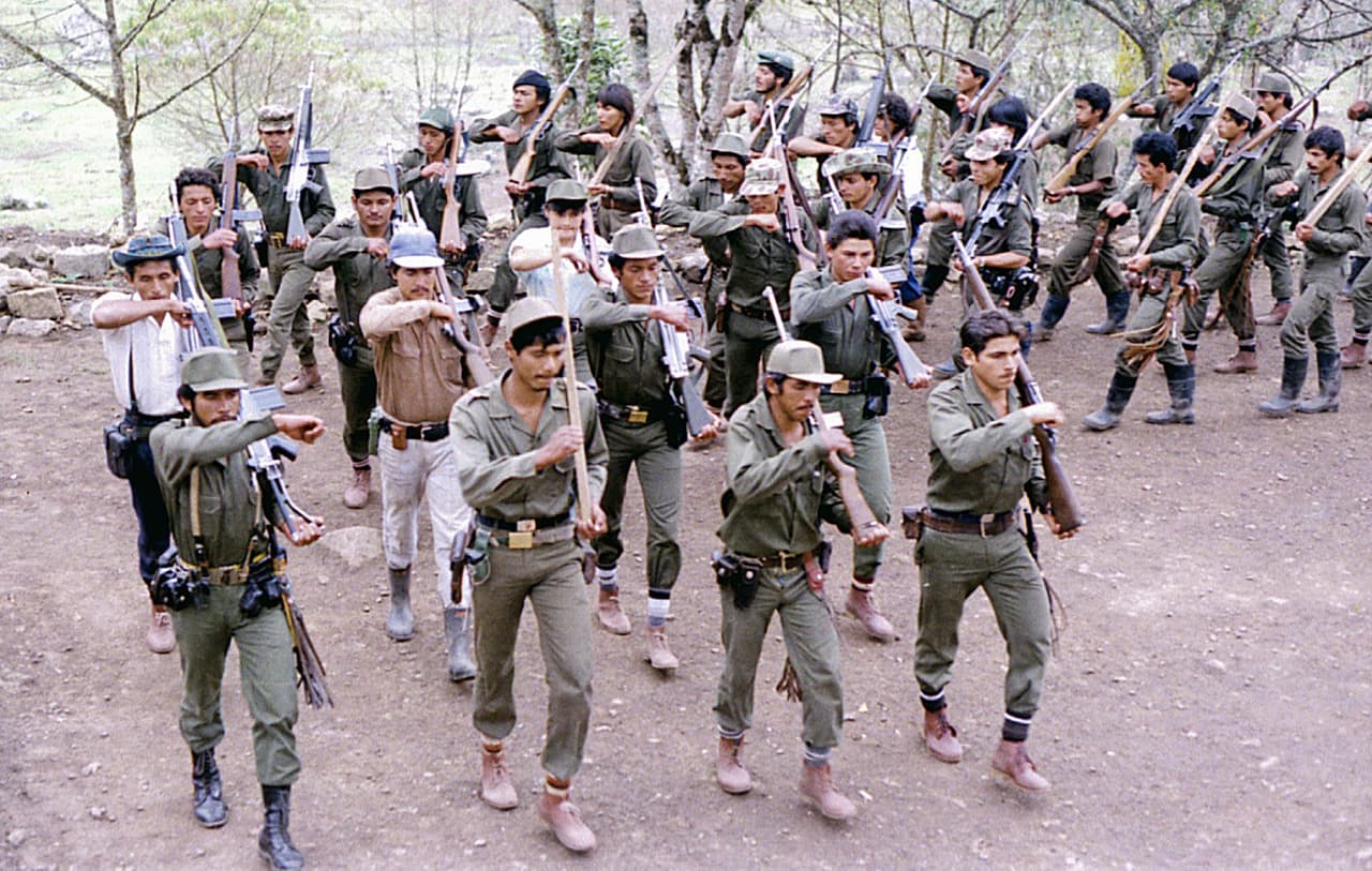 Entrenamiento de un grupo de combatientes de la FARC en la década de 1980.