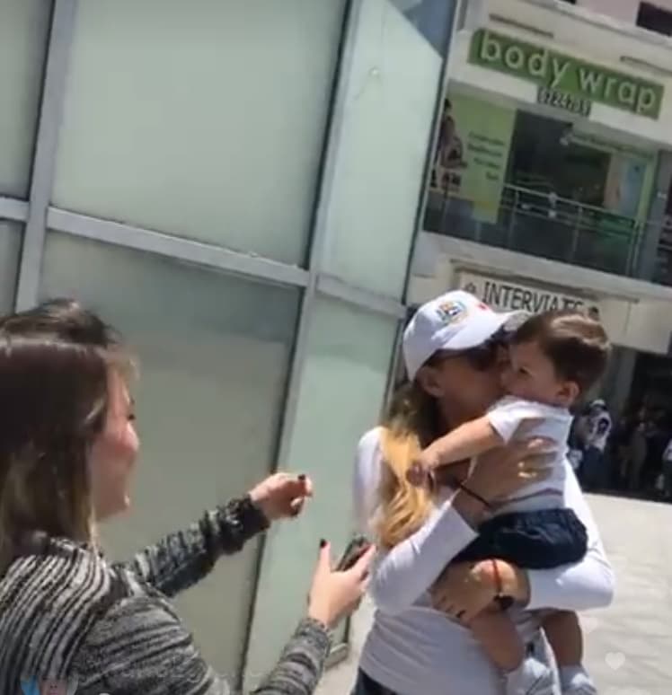 Marjorie no se resistió y besó al pequeño en su mejilla.