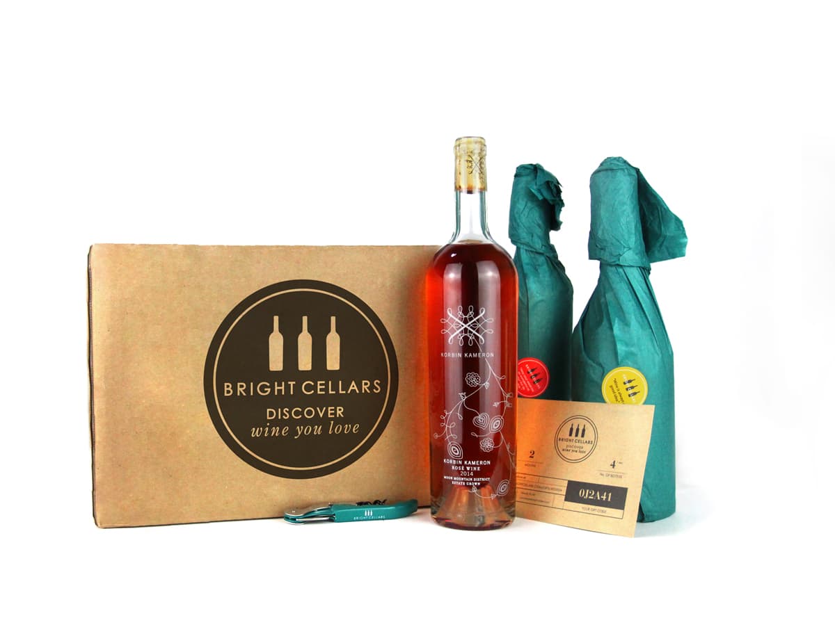 Este sitio vende vino de acuerdo con tus gustos, sólo tienes que responder un cuestionario para que seleccionen lo que más te conviene. La caja estándar incluye una botella Korbin Cameron Rosé, un sacacorchos, dos botellas de vino envueltas y certificado de regalo.