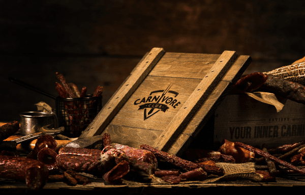 Si el plan para celebrar el Día del Padre es un barbecue esta caja de Carnivore Club tiene todo lo necesario, cuesta 85 dólares y está hecha de pino con acabados en roble. Incluye de cuatro a seis carnes curadas.