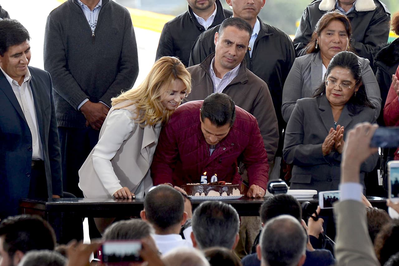 Su equipo se encargó de llevar un pastel. Le cantaron las mañanitas, sopló las velitas y partió el pastel.