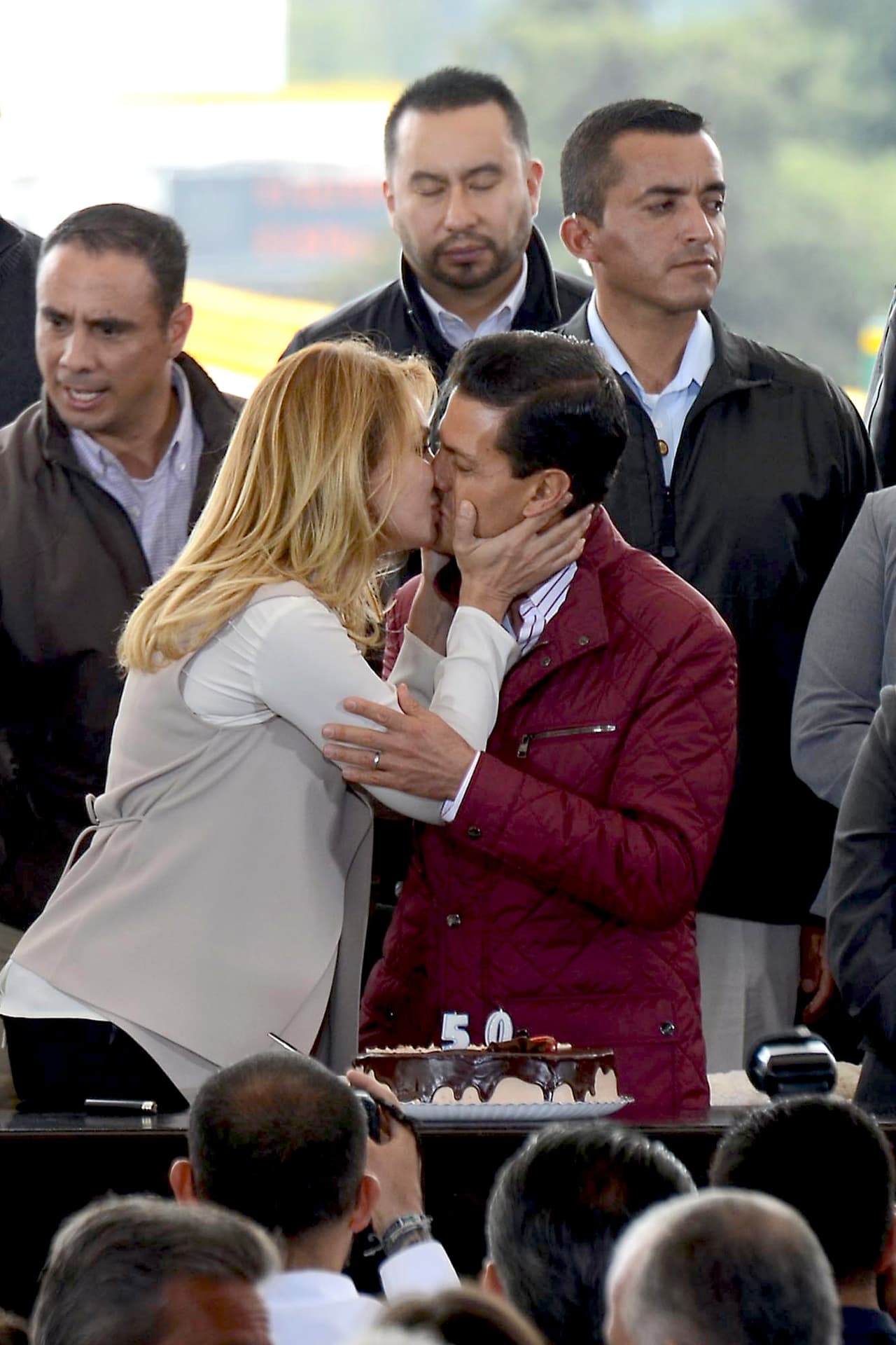 Ante el apasionado gesto los presentes aplaudieron llenos de emoción. ¡Ya suéltalo, Angie!