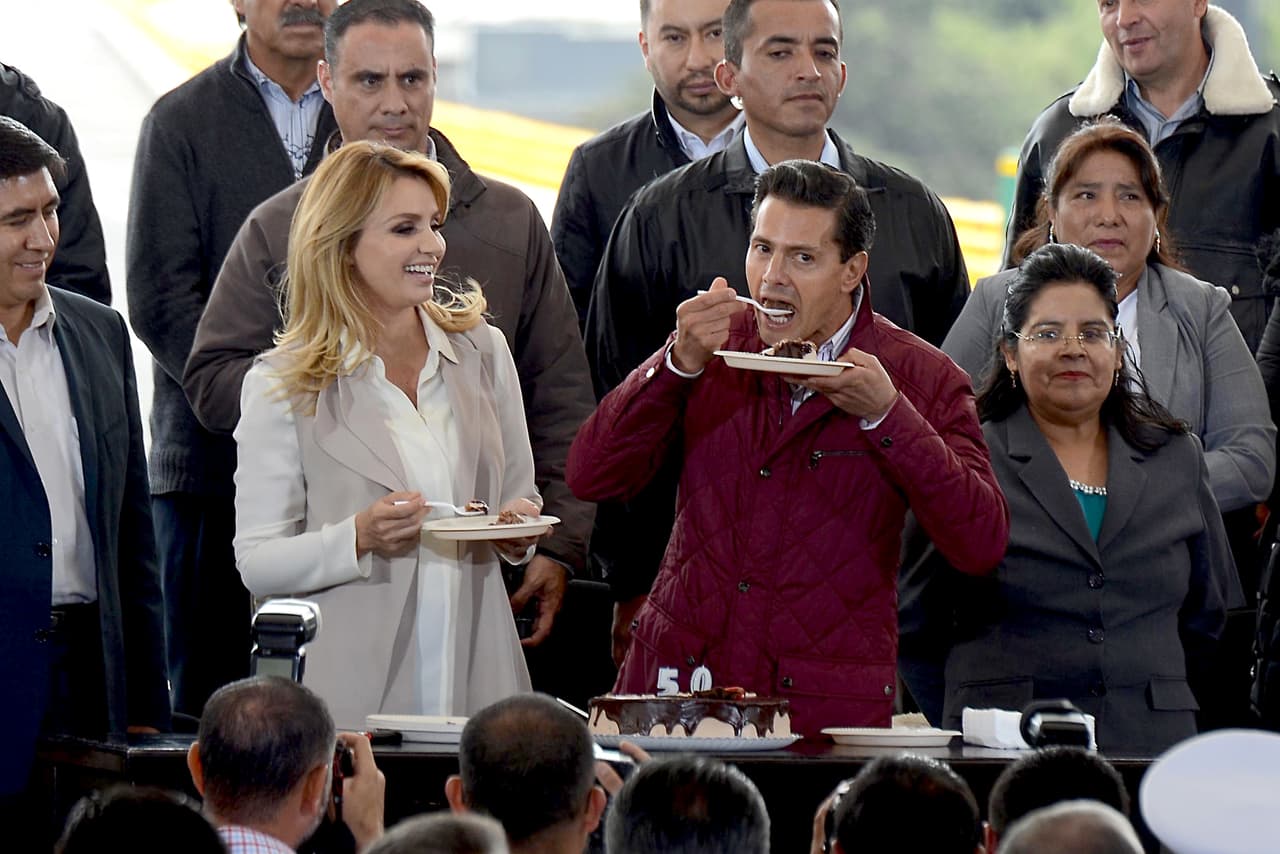 EPN rompió la dieta y le entró con gusto a su pastel de chocolate.