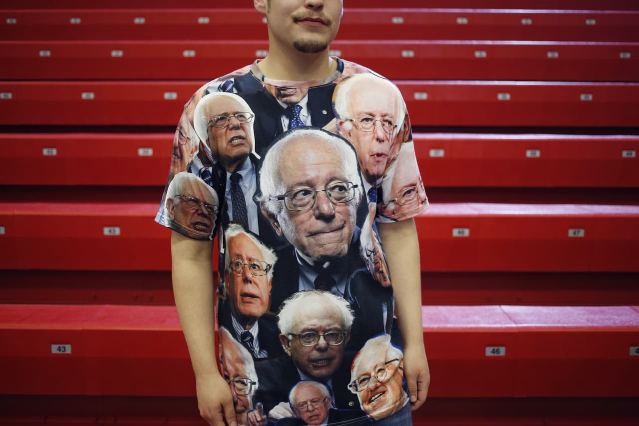 Un seguidor de Sanders usa una camiseta con la cara del senador, en Kenosha, Wisconsin, el 30 de marzo, 2016. Foto: Luke Sharrett/Bloomberg via Getty Images