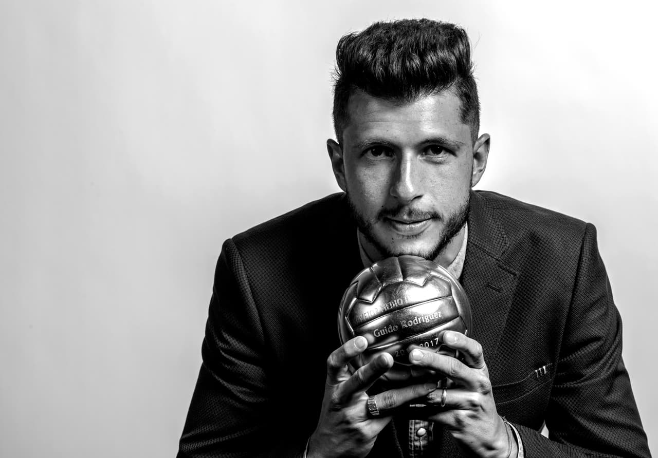Guido Rodríguez fue el siguiente jugador galardonado al recibir el Balón de Oro al Mejor Defensivo del Año superando a Orbelín Pineda.