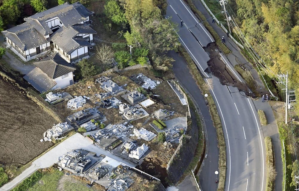 Vista aérea de cómo quedó una carretera por los temblores