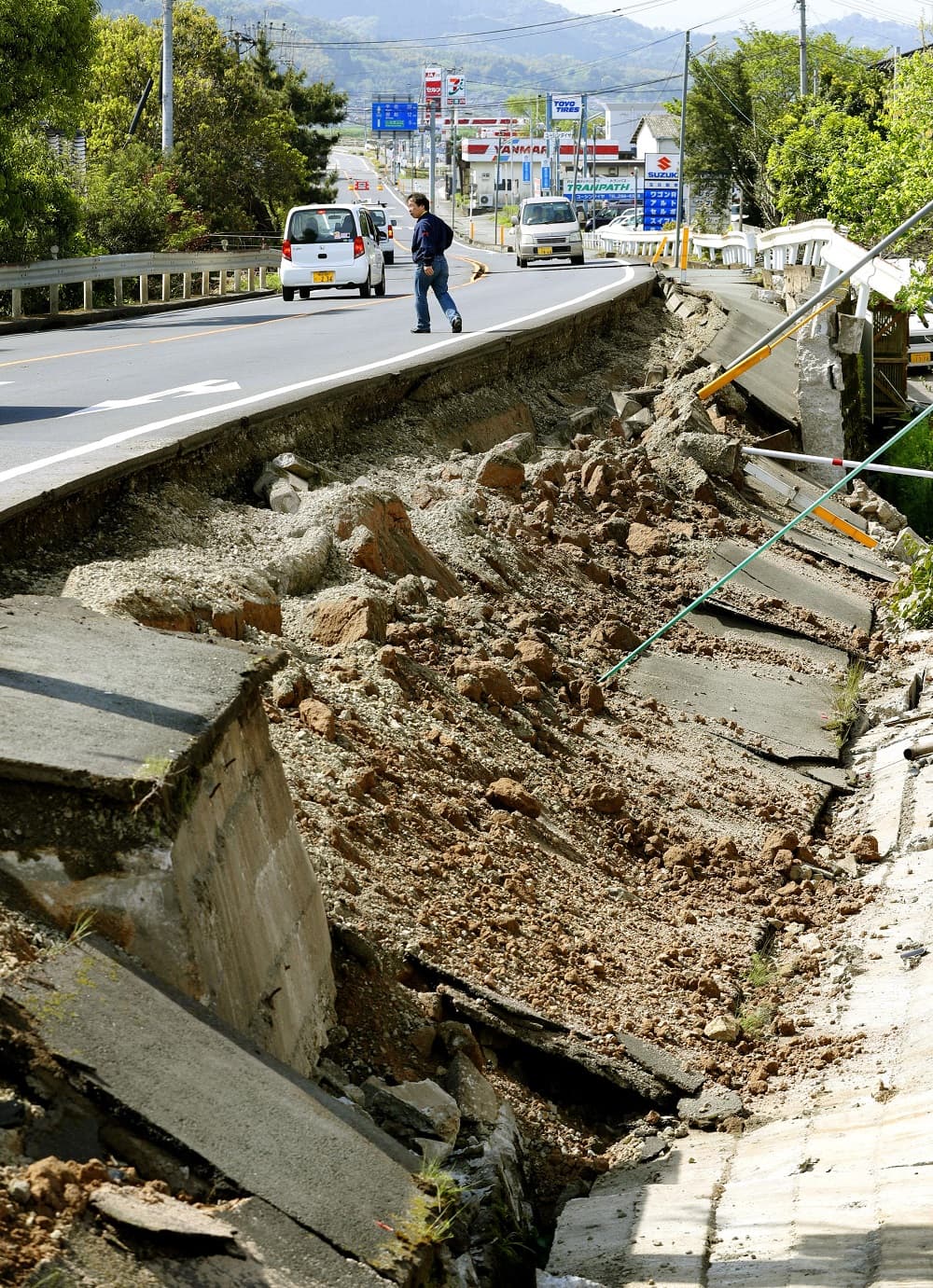 Una carretera de la ciudad de Mashiki que colapsó por el terremoto