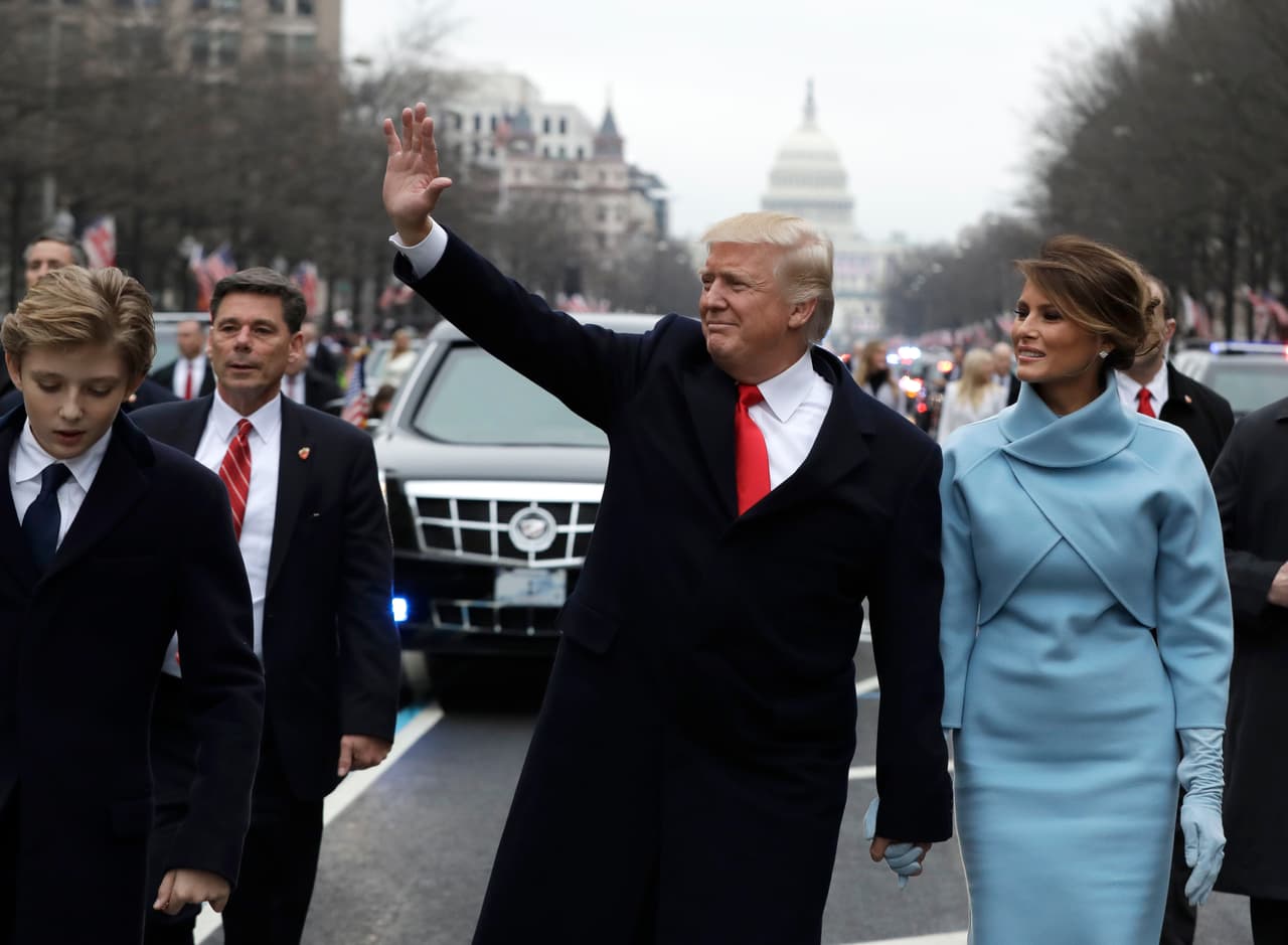 Donald Trump caminó un trecho de camino hasta la Casa Blanca acompañado por su esposa Melania y su hijo menor Barron.