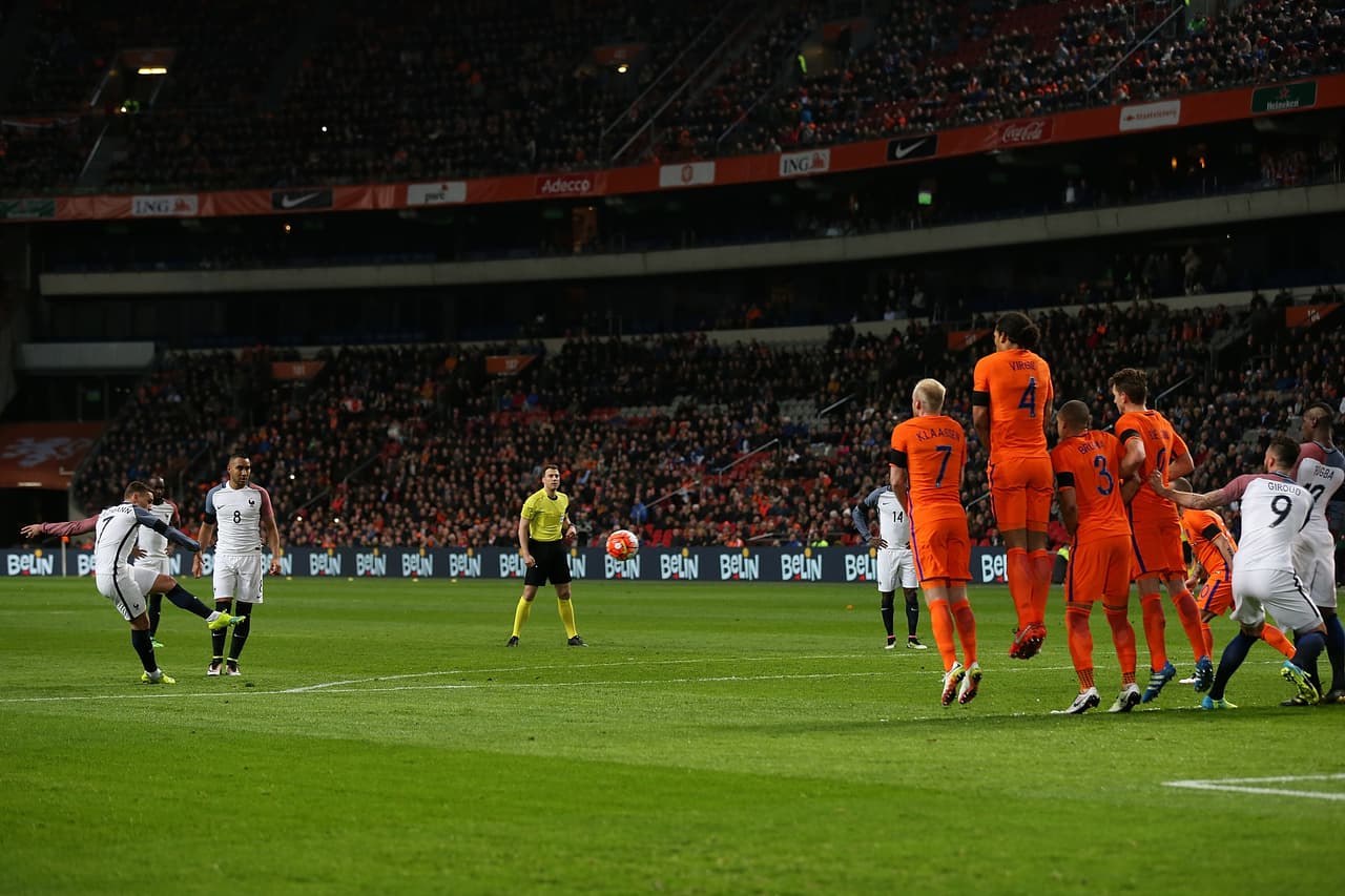 Antoine Griezmann marcó un golazo en un cobro de tiro libre que mandó a segundo poste.