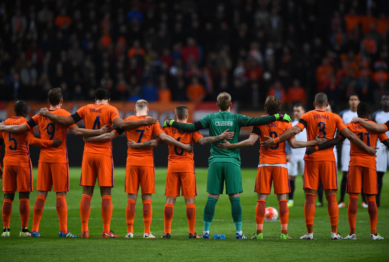El encuentro se detuvo al minuto 14 para homenajear a Johan Cruyff, que falleció ayer jueves, a los 68 años víctima de un cáncer de pulmón.
