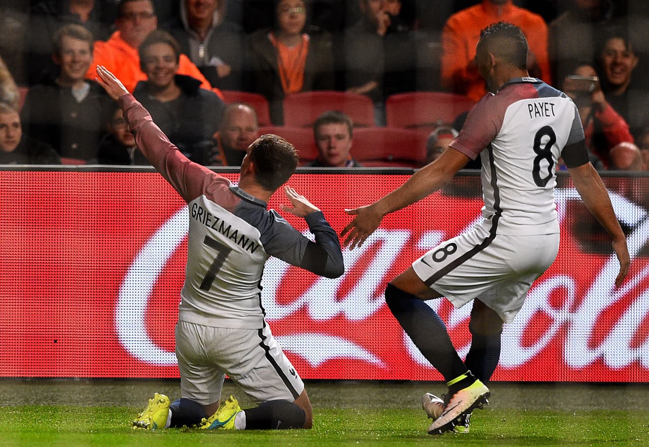 El crack del Atlético celebró apuntando a la grada con una seña que recordó al mexicano Cuauhtémoc Blanco