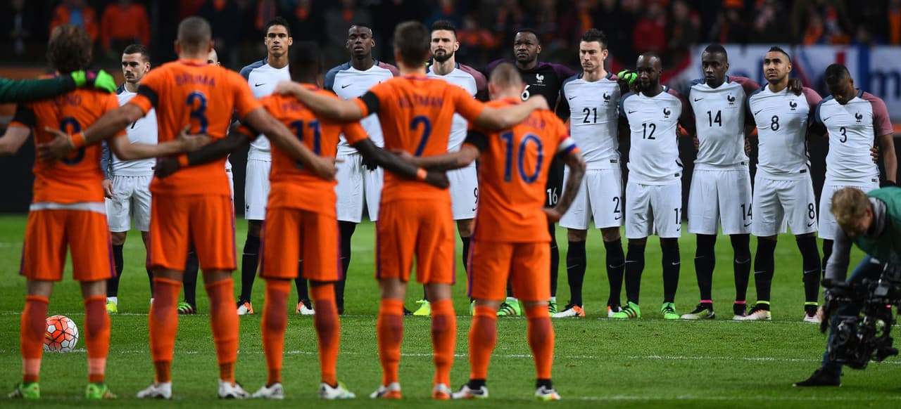 Las mejores imágenes del choque Holanda vs. Francia con homenaje a Cruyff