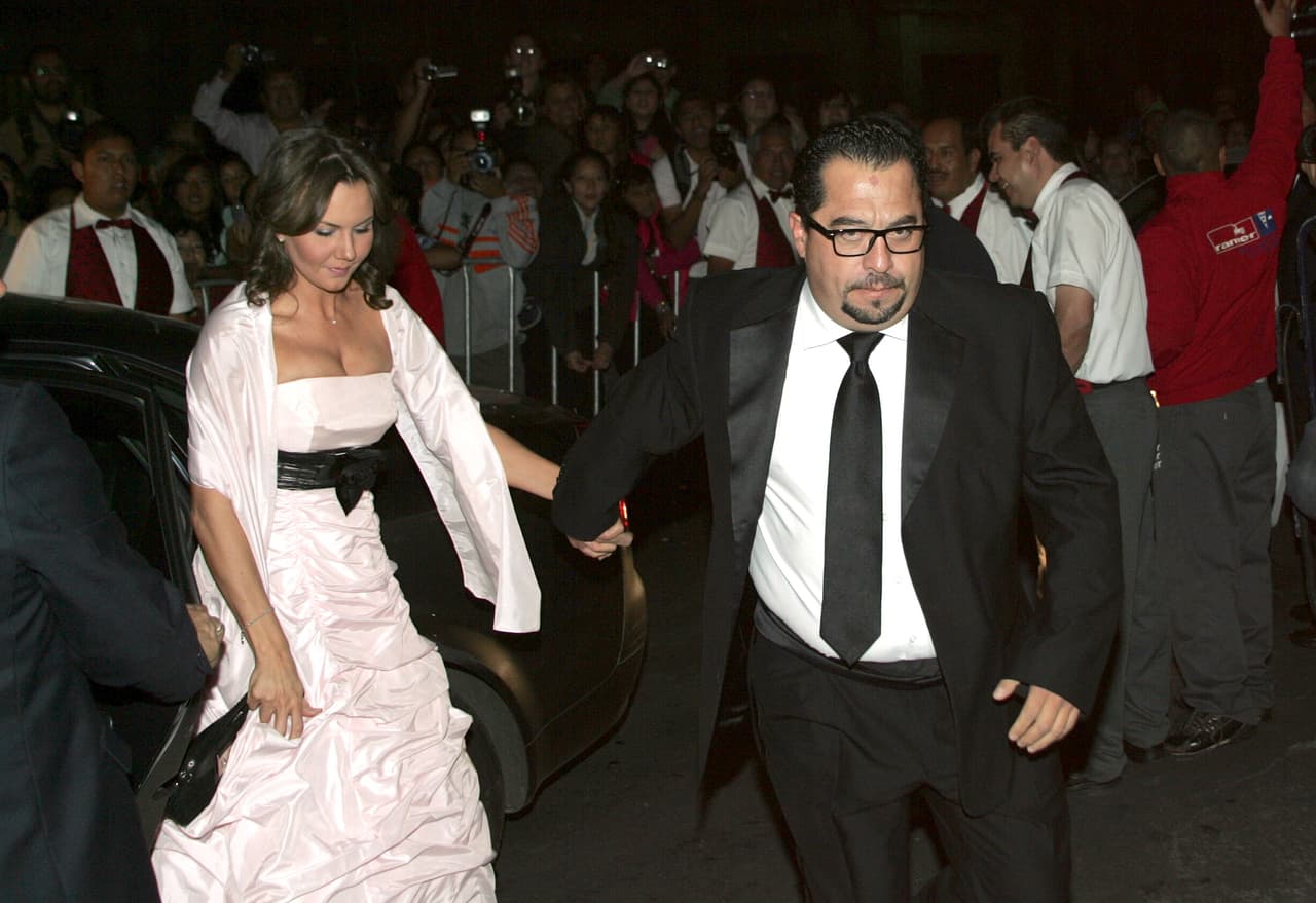 Tras este trago amargo a la actriz se le relacionó con
<b>Juan Carlos 'El Borrego' Nava</b>, sin embargo
<b><a href="http://www.univision.com/temas/michelle-vieth">Vieth</a></b> aseguró que sólo eran buenos amigos.