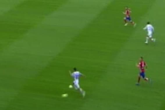 EL balón salido del banco del Atlético trata de cortar el contragolpe del Málaga.