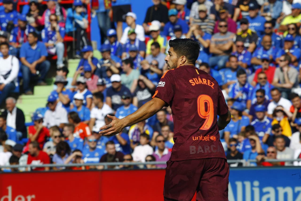 Luis Suárez hizo el tridente LOL junto a Lionel Messi y Osumane Dembélé, quien tuvo que salir sustituido.