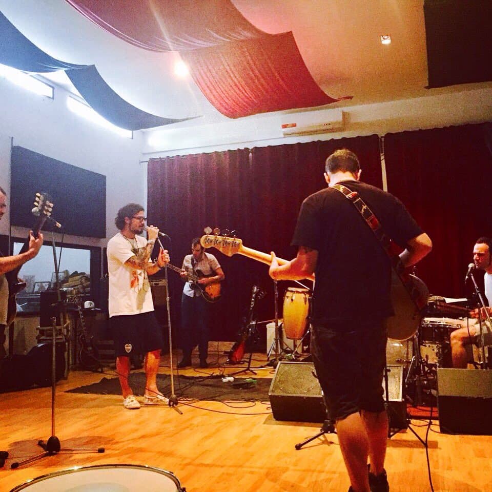 'De aquel amor, de música ligera, nada nos libra, nada más queda, ¡nada más queda!'