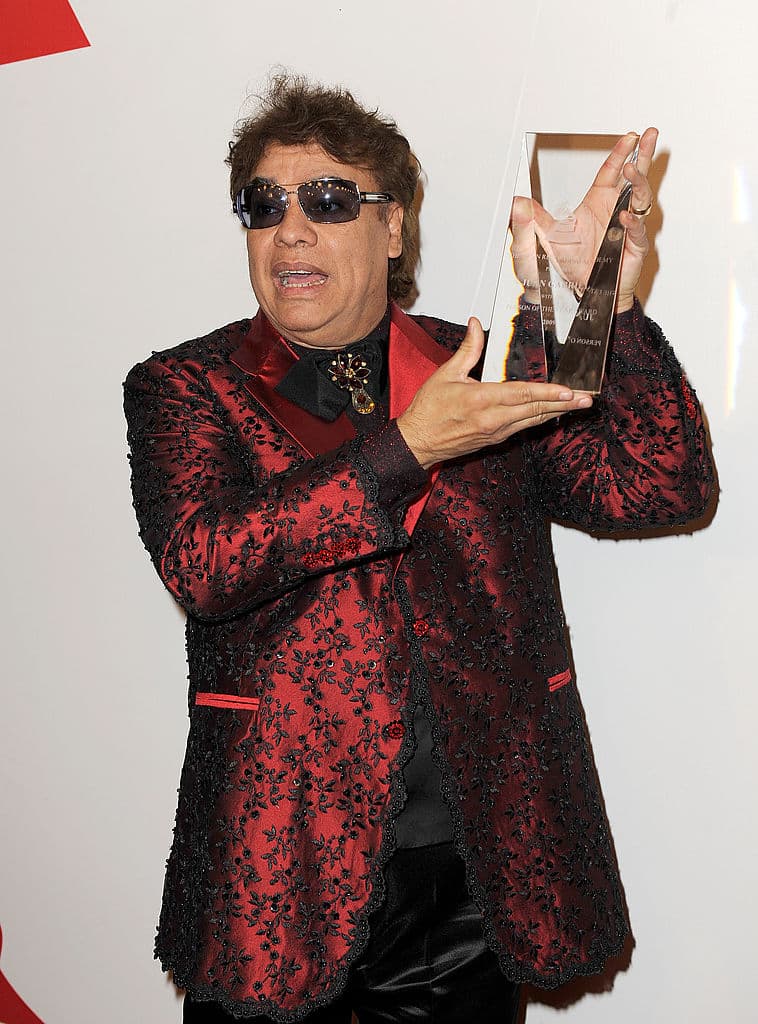 Si Latinoamérica tenía una insignia del glamur, de la exuberancia, ese era Juan Gabriel que fue siempre provocador con los colores, las siluetas y las texturas de la ropa que elegía para cantar. Sus vestido, a veces, parecían invocar los excesos de la aristocracia francesa de siglos pasados, a veces, el dramatismo de sus canciones. Con esta chamarra en jacquard roja y negra recibió su Latin Grammy en 2009.