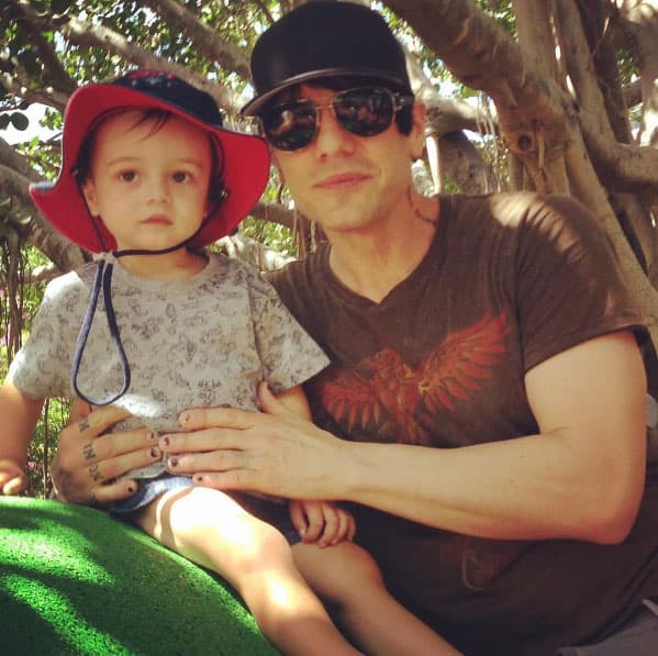 Fue pareja de Shaunyl Benson, con quien tuvo a Johnny Crisstopher Sarantakos.