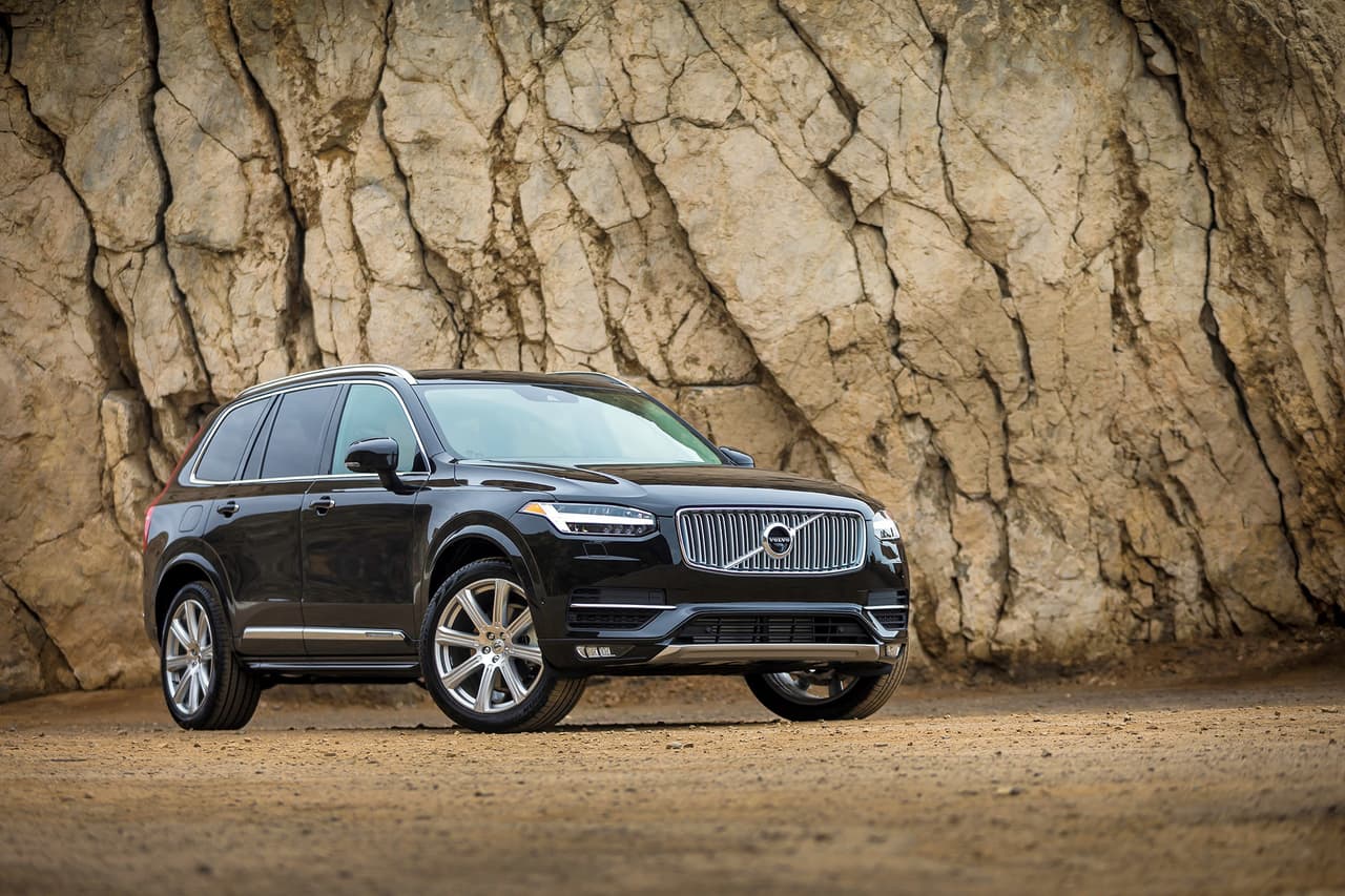 La
<b>XC90</b> es una
<b>camioneta revolucionaria dentro de Volvo</b>, cuenta con una versión a combustión y una versión híbrida, llamada XC90 T8, con unos 400 caballos de fuerza.