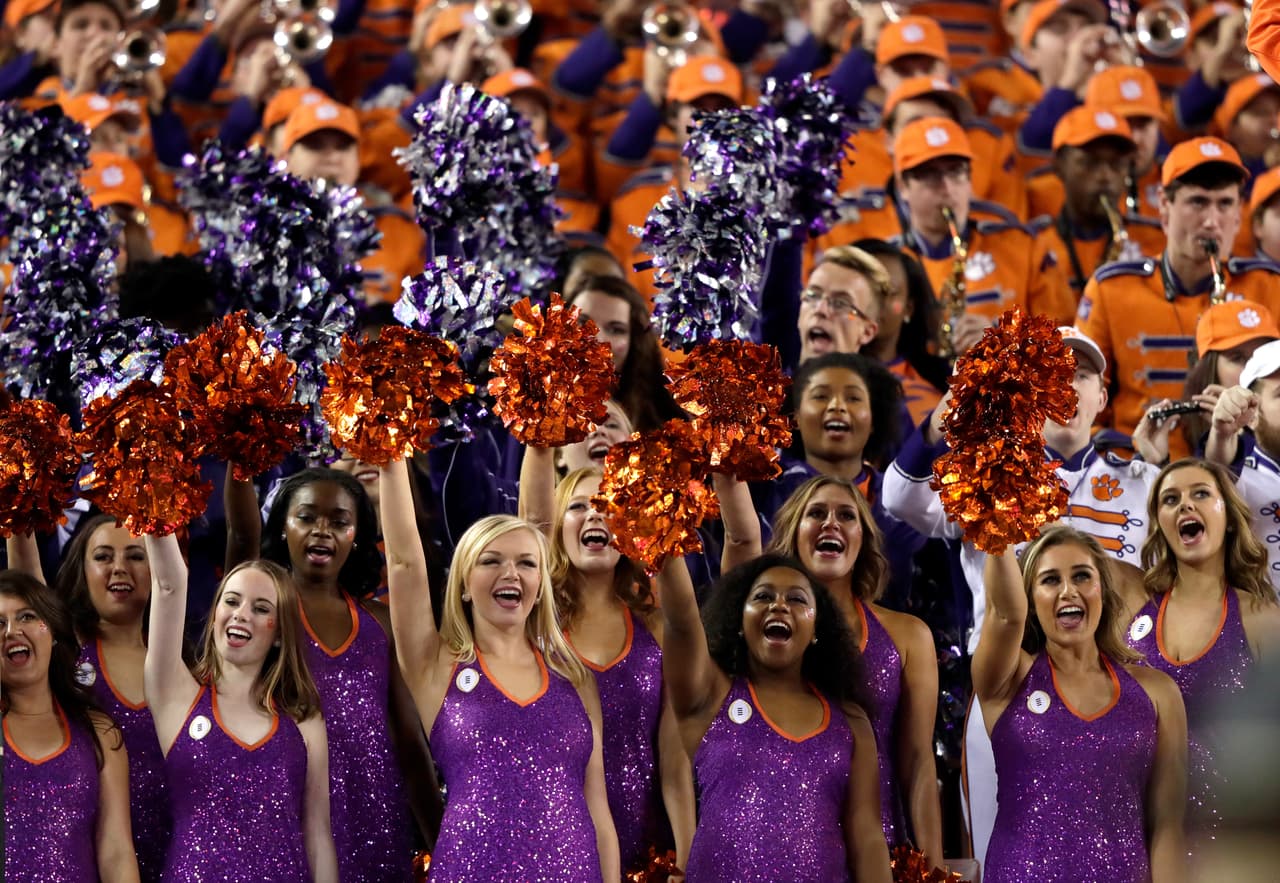 Las animadoras de los Tigres de Clemson desempeñaron sus porras previo al silbatazo.