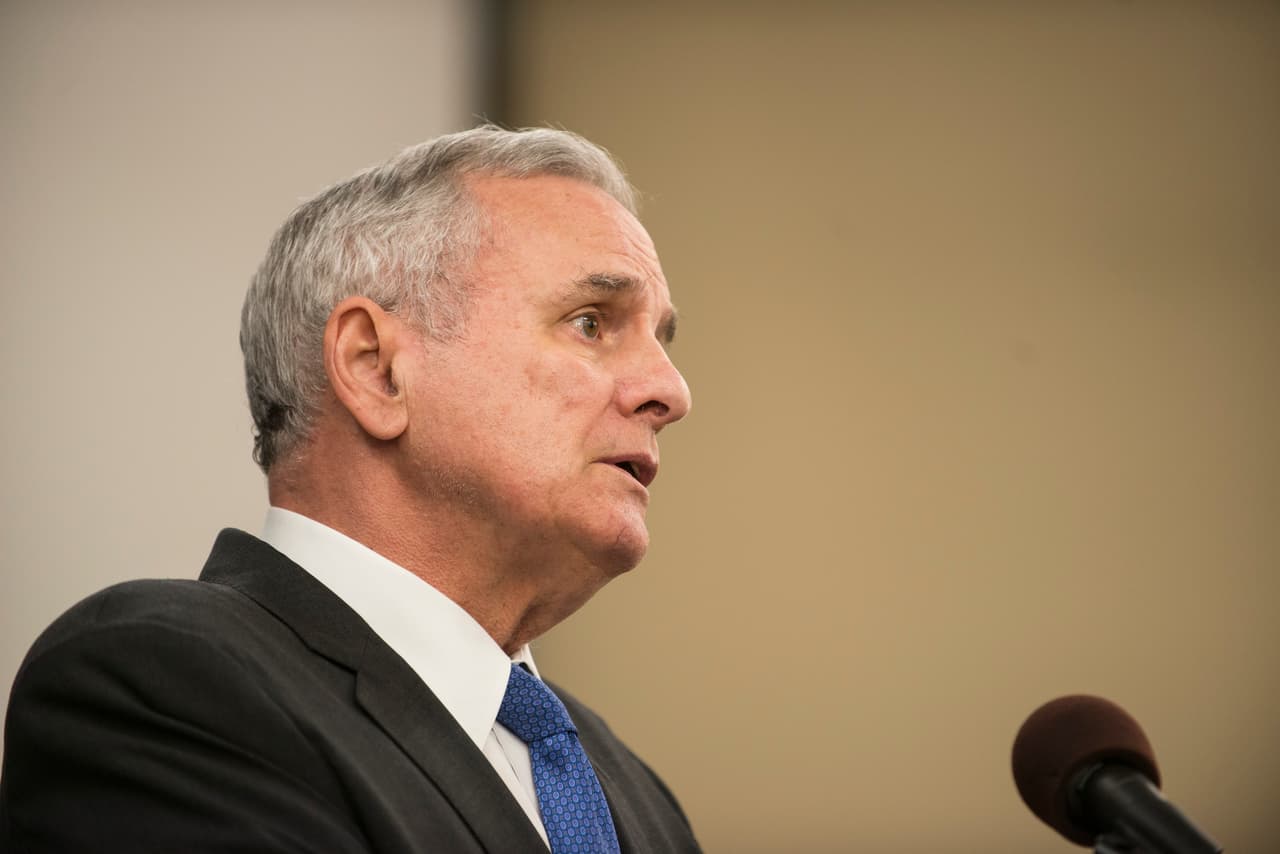 El gobernador de Minnesota, Mark Dayton, dio una rueda de prensa este jueves en la que dijo sentirse consternado por la muerte del joven afroamericano Philando Castile a manos de la policía.